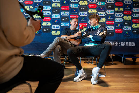 Bernt Hulsker, journalist of Dagbladet, talks to Jørgen