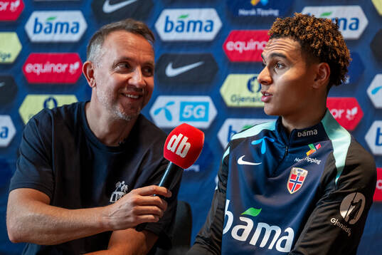 Bernt Hulsker, journalist of Dagbladet, talks to Antonio