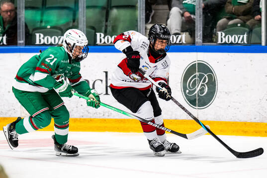 Rögles Olivia Ranum och Malmö Redhawks Annelie Zander