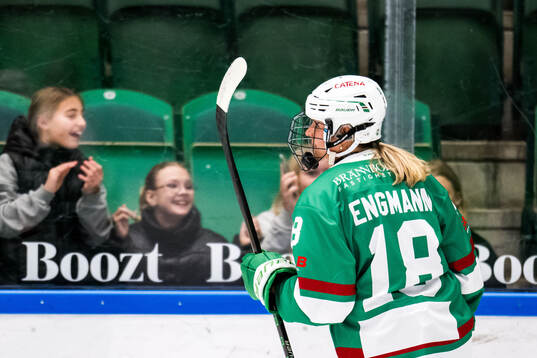 Rögles Josefine Biseth Engmann jublar
