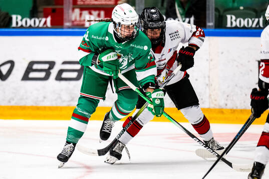Rögles Olivia Hilton och Malmö Redhawks Amy Varano