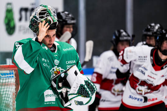 Rögles målvakt Alba Gonzalo deppar