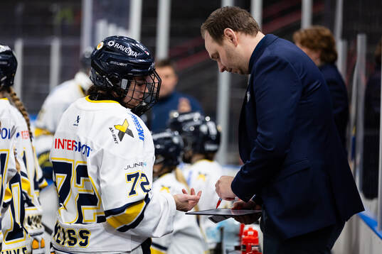 HV71s Rachel Weiss och assisterande tränare Alexander