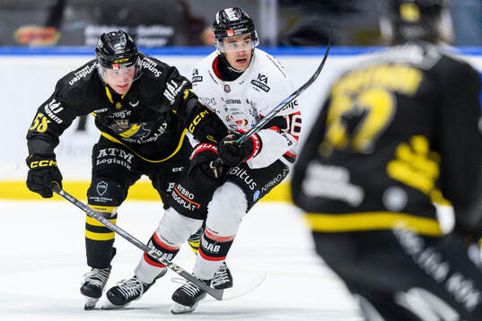 AIKs Oskar Magnusson och Nybro Vikings Hugo Gabrielson