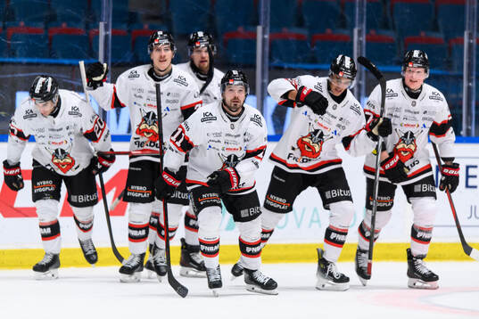 Nybro Vikings Anton Svensson jublar