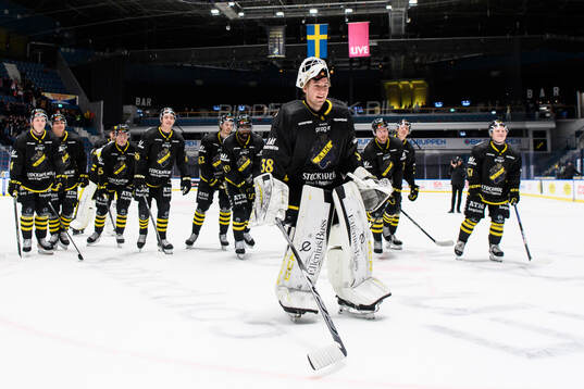 AIKs målvakt Simon Carlsson jublar