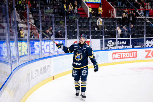 Södertäljes Miikka Pitkänen jublar