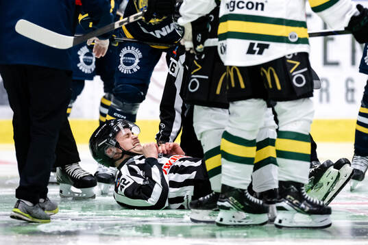 Linjedomare Albin Värmhed har ont