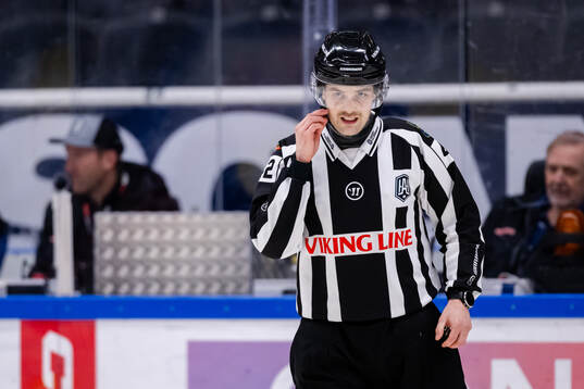 Linjedomare Albin Värmhed har ont