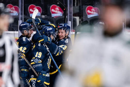 Södertäljes Egor Polin jublar med Miikka Pitkänen