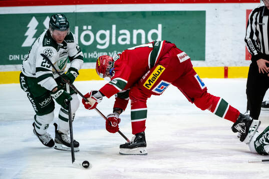 Färjestads Oskar Steen och Modos Alexander True
