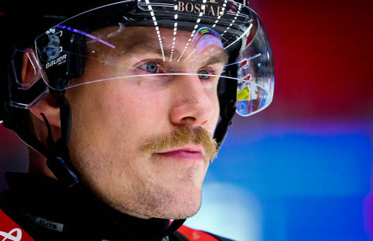 Örebros Emil Larsson med mustasch