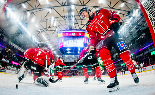 Örebros Filip Berglund och målvakt Jhonas Enroth deppar