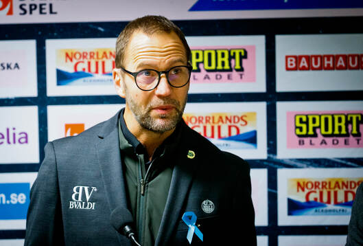 Rögles tränare Roger Hansson på presskonferensen