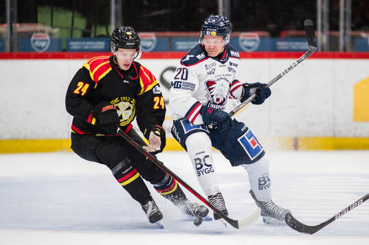 Brynäs Linus Lindblom och Linköpings Johan Johnsson