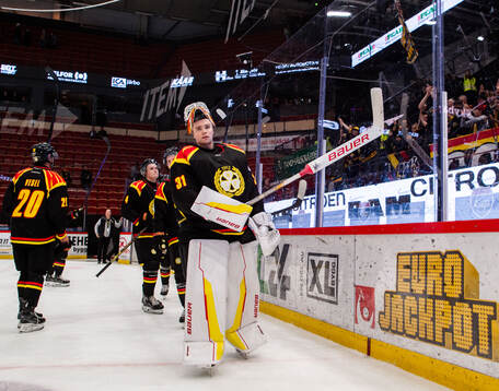 Brynäs målvakt Erik Källgren jublar