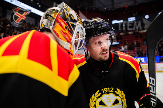 Brynäs målvakt Erik Källgren och Johannes Kinnvall jublar