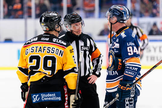 Luleås Erik Gustafsson och Växjös Joel Persson pratar