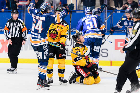 Växjös Eric Martinsson jublar och Luleås Erik Gustafsson
