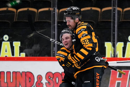 Skellefteås Axel Sandin Pellikka och Arvid Lundberg jublar