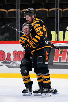 Skellefteås Axel Sandin Pellikka och Arvid Lundberg jublar