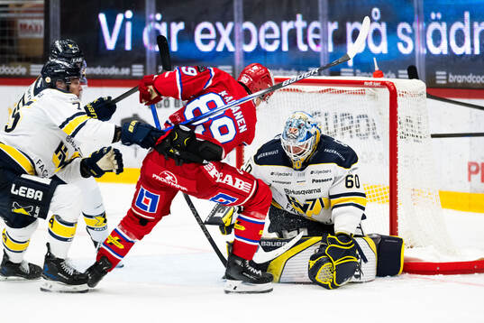Timrås Oliver Kapanen och HV71s målvakt Hugo Alnefelt