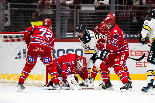 Timrås målvakt Tim Juel och HV71s Oscar Fisker Molgaard