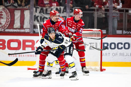 HV71s Jonathan Ang och Timrås Emil Pettersson