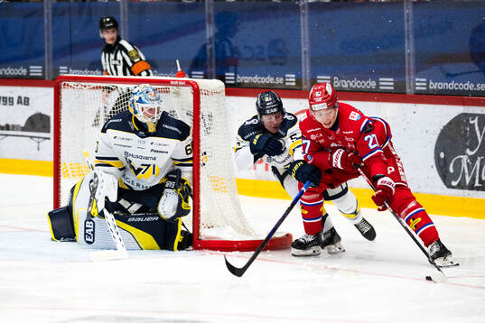 HV71s Victor Sjöholm och Timrås Oliver Johansson