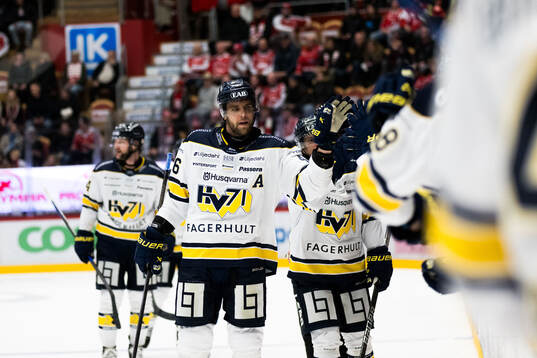HV71s Joona Luoto jublar