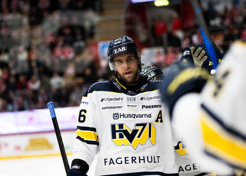 HV71s Joona Luoto jublar