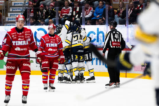 HV71s Joona Luoto jublar