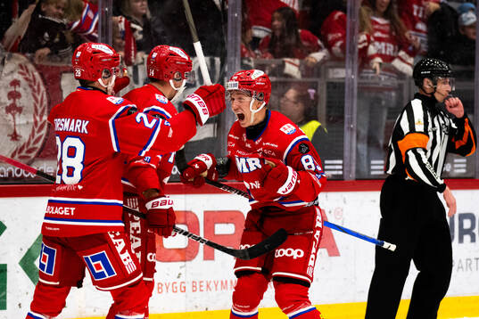 Timrås Emil Pettersson och Oliver Kapanen jublar