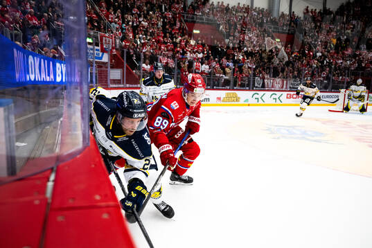 HV71s Mattias Tedenby och Timrås Oliver Kapanen