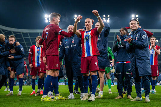 Leo Østigård, Patrick Berg and players of Norway celebrate