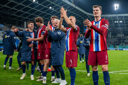 Alexander Sørloth and players of Norway celebrate