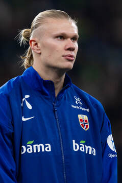 Erling Braut Haaland of Norway line up