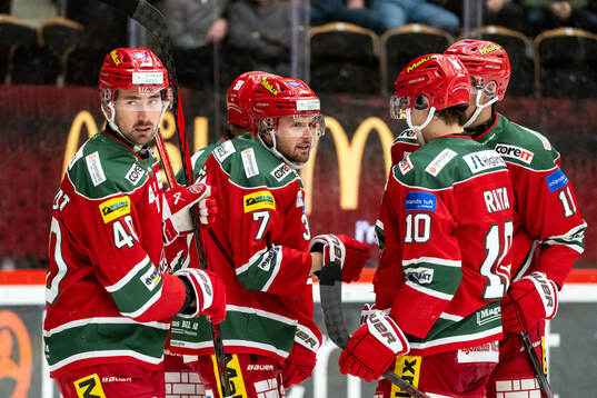 Modos David Bernhardt jublar med lagkamrater