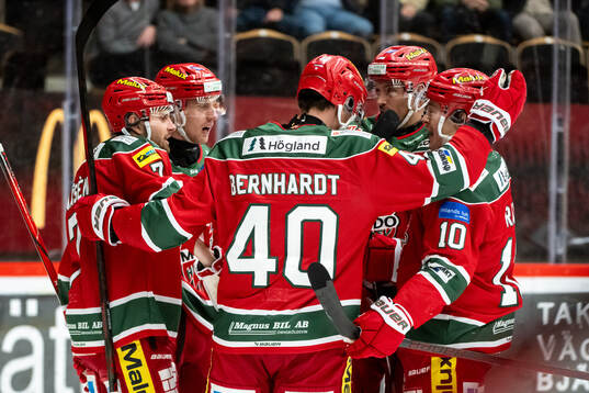 Modos David Bernhardt jublar med lagkamrater