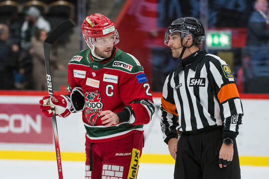 Modos David Rundblad pratar med Domare Mattias Enroth