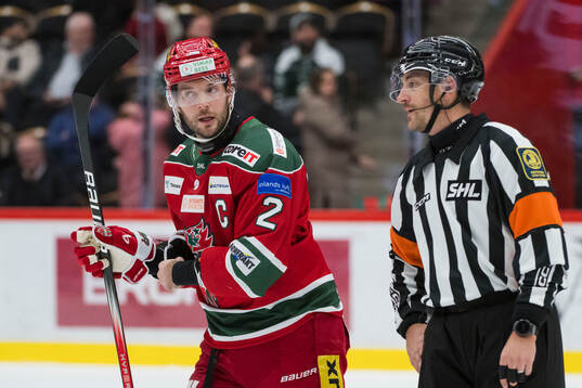 Modos David Rundblad pratar med Domare Mattias Enroth