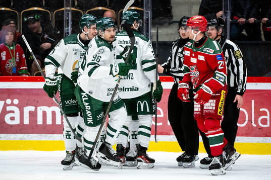 Färjestads David Tomasek jublar