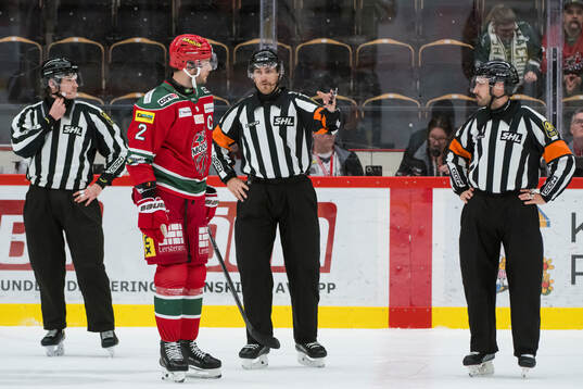 Modos David Rundblad pratar med domarna