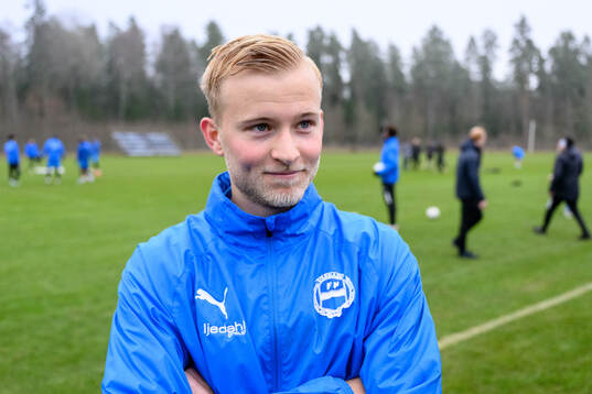 Johan Rapp blir intervjuad