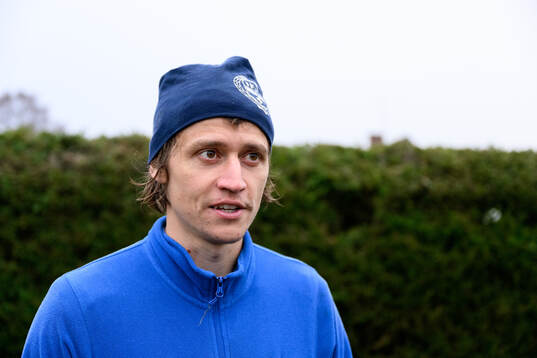 Simon Thern blir intervjuad