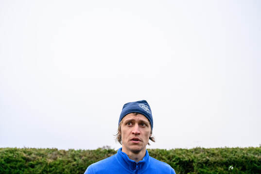 Simon Thern blir intervjuad