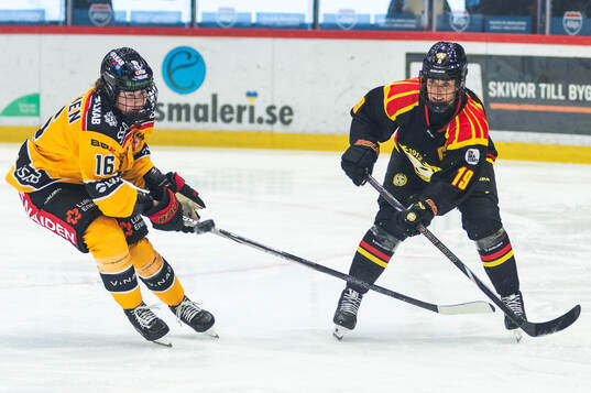 Luleås Petra Nieminen och Brynäs Julia Östlund
