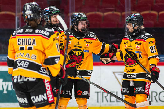 Luleås Erica Rieder, Petra Nieminen och Emma Nordin jublar