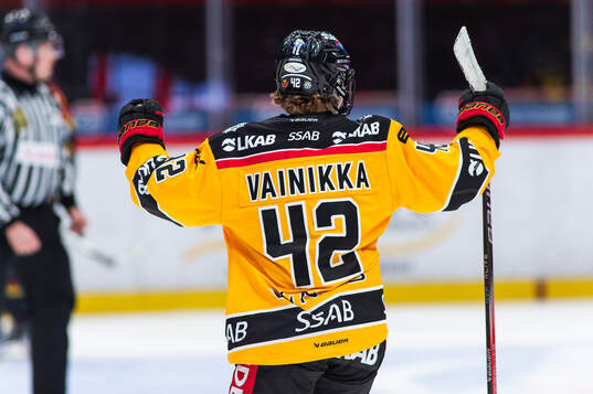 Luleås Viivi Vainikka jublar