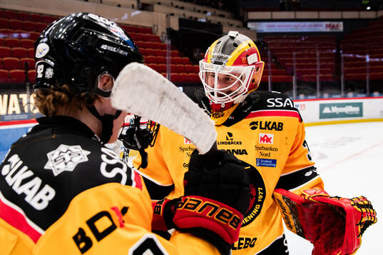 Luleås Viivi Vainikka och målvakt Frida Axell jublar